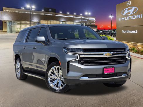 Used 2021 Chevrolet Suburban LT w/ LT Signature Package RWD image 3