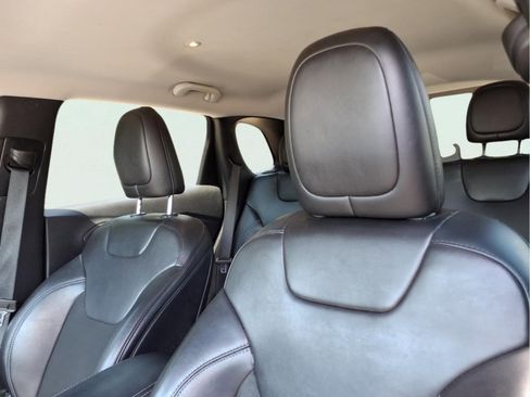 Used 2021 Jeep Cherokee Latitude Plus FWD image 17