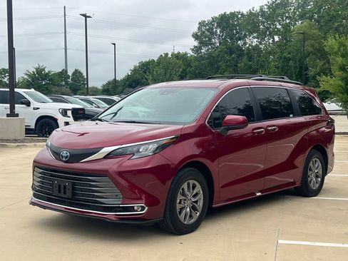 Used 2025 Toyota Sienna XLE FWD image 5