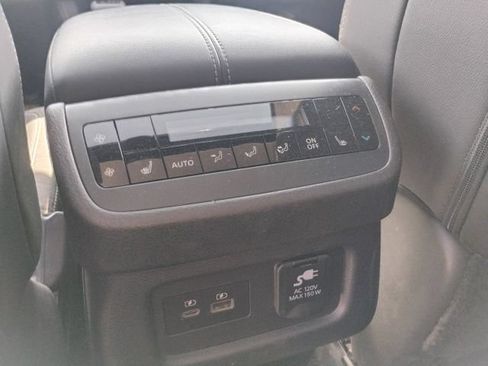 Used 2023 Nissan Pathfinder SL AWD/4WD image 12