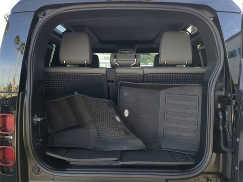 Used 2023 Land Rover Defender 90 SE image 9