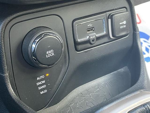 Used 2016 Jeep Renegade Latitude w/ Cold Weather Group AWD/4WD image 25