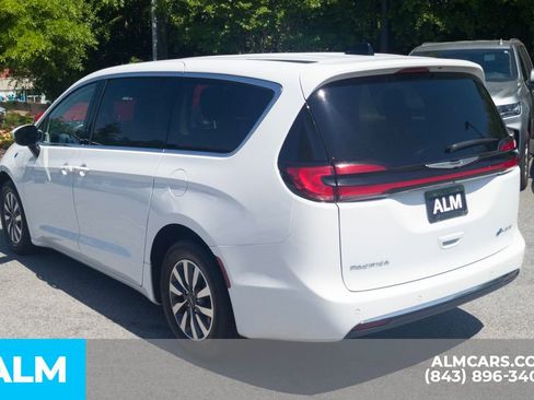 Used 2023 Chrysler Pacifica Touring-L image 10