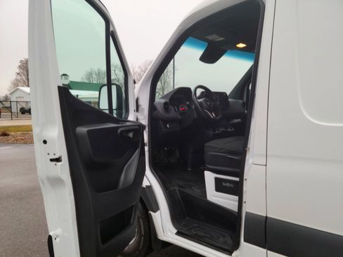 Used 2022 Mercedes-Benz Sprinter 1500 image 7