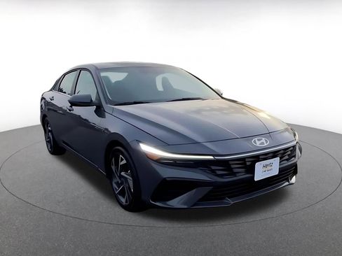 Used 2025 Hyundai Elantra Limited image 3