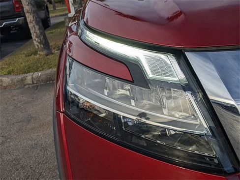 Used 2022 Nissan Pathfinder SV image 8