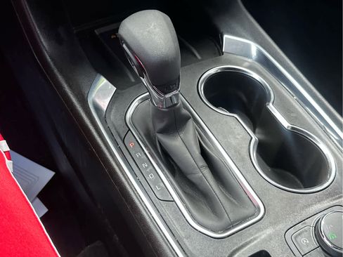 Used 2022 Chevrolet Traverse LT image 36