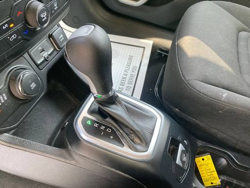 Used 2019 Jeep Renegade Latitude w/ Cold Weather Group AWD/4WD image 28