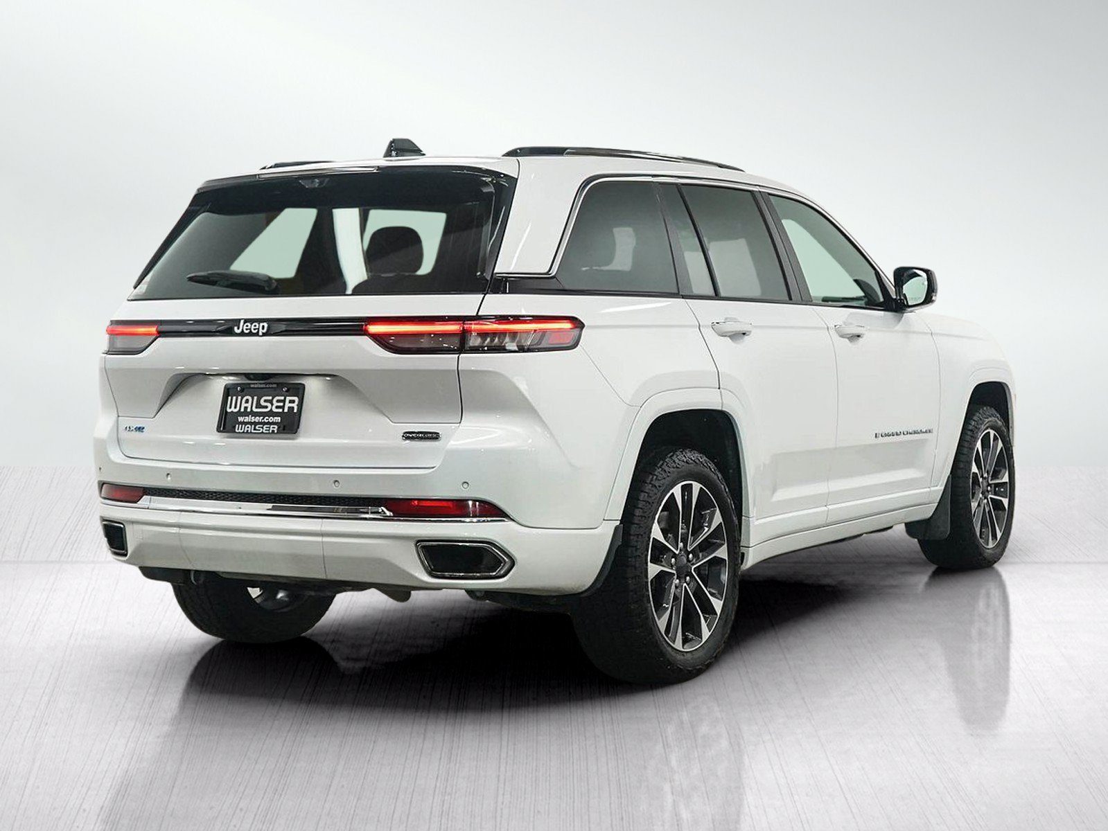 Used 2023 Jeep Grand Cherokee Overland w/ Luxury Tech Group IV AWD/4WD image 5