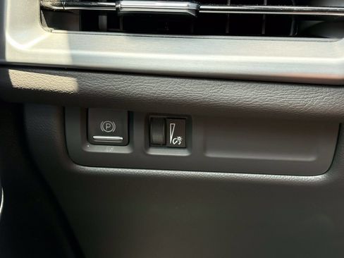 Used 2024 Cadillac XT4 Luxury w/ Cold Weather Package FWD image 17