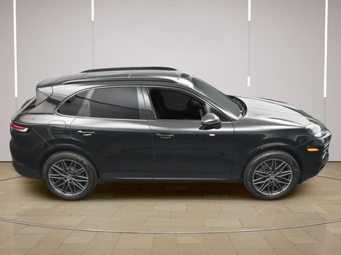 Certified 2025 Porsche Cayenne AWD/4WD image 35