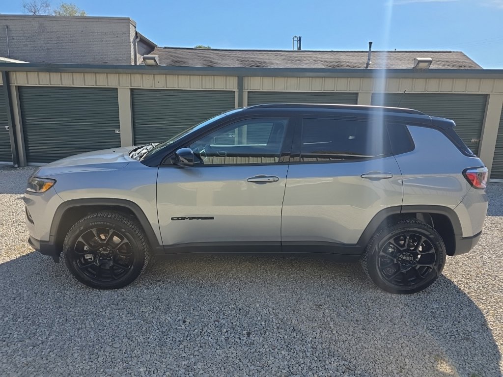 Used 2023 Jeep Compass Latitude w/ Sun and Sound Group AWD/4WD image 3