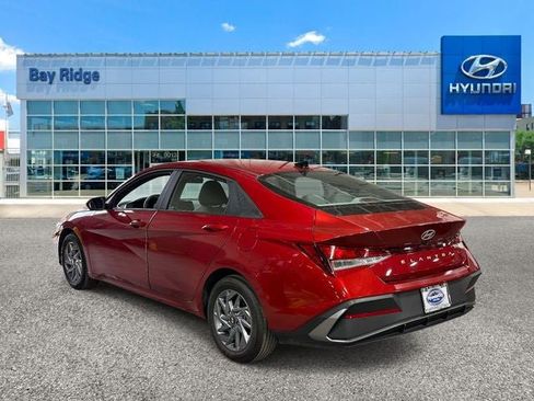 Used 2024 Hyundai Elantra SEL image 5