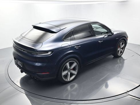 Certified 2025 Porsche Cayenne Turbo AWD/4WD image 37