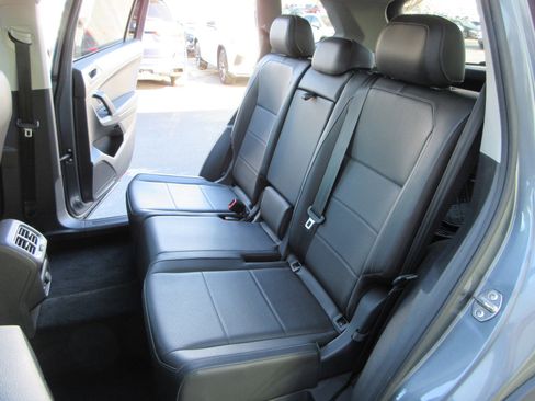 Used 2018 Volkswagen Tiguan SE w/ Panoramic Sunroof Package image 23