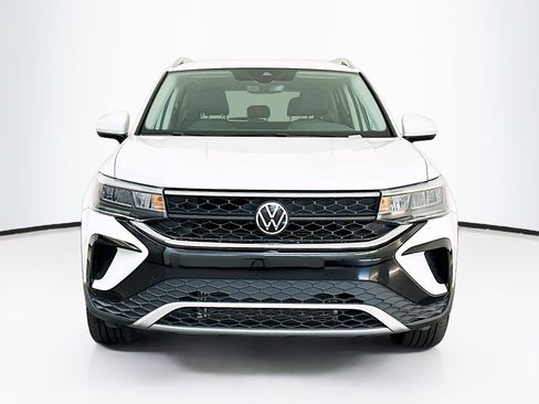 Used 2023 Volkswagen Taos SE image 2
