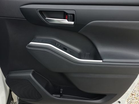 Certified 2020 Toyota Highlander XLE AWD/4WD image 18