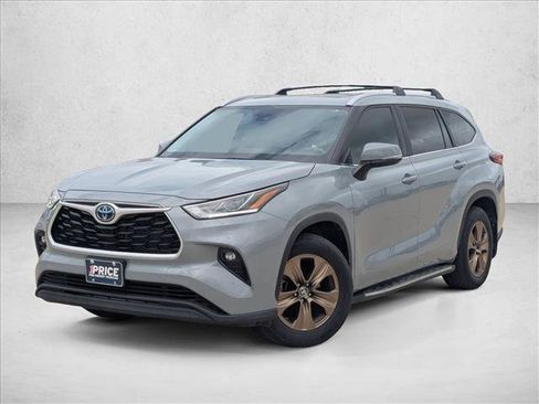 Used 2023 Toyota Highlander Bronze Edition FWD image 28