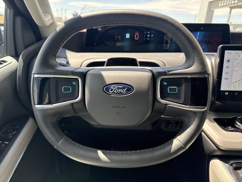 Used 2025 Ford Expedition Active AWD/4WD image 18