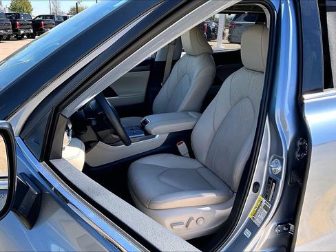 Used 2024 Toyota Highlander Platinum image 8