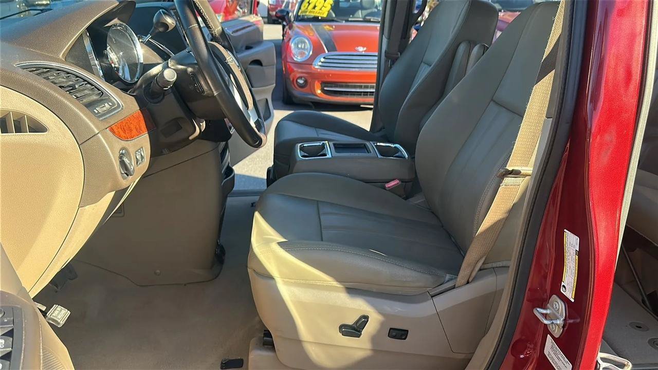 Used 2016 Chrysler Town & Country Touring FWD image 33