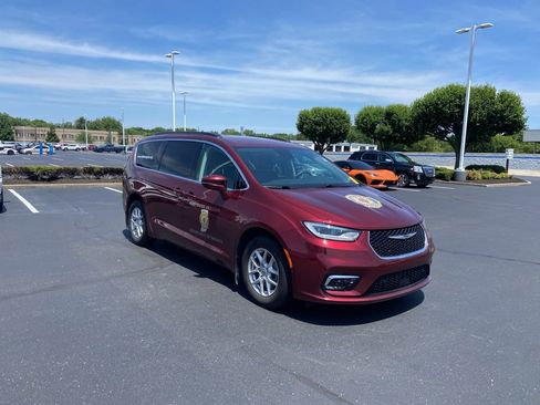Used 2022 Chrysler Pacifica Touring-L w/ Uconnect Theater Family Group FWD image 10