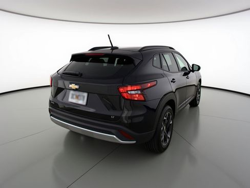 Used 2025 Chevrolet Trax LT w/ LT Convenience Package image 7