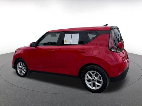 Used 2025 Kia Soul LX w/ LX Technology Package FWD image 9