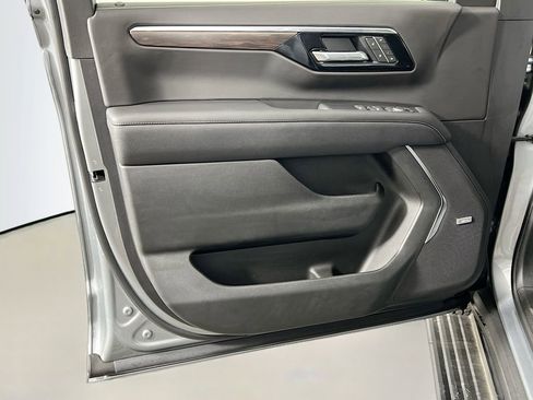 New 2025 Chevrolet Suburban Premier image 18