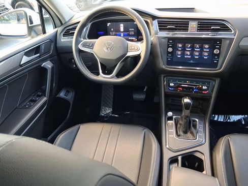 Certified 2022 Volkswagen Tiguan SE FWD image 10