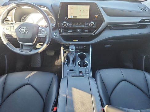 Used 2023 Toyota Highlander XLE AWD/4WD image 9
