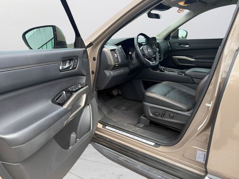 Certified 2023 Nissan Pathfinder Platinum w/ Cargo Package AWD/4WD image 14
