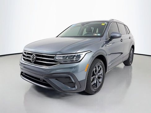 Certified 2023 Volkswagen Tiguan SE w/ Panoramic Sunroof Package image 3
