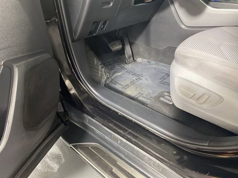 Used 2020 Toyota Highlander L image 25