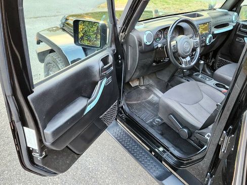 Used 2015 Jeep Wrangler Unlimited Sahara AWD/4WD image 27