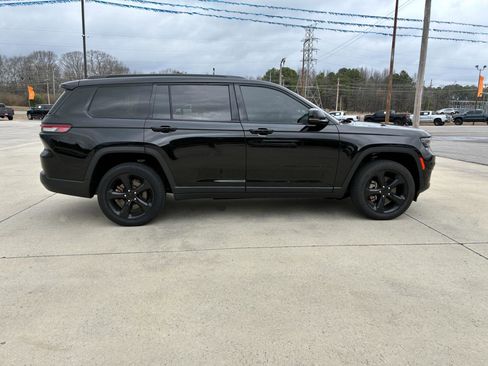 Used 2023 Jeep Grand Cherokee L Laredo image 5