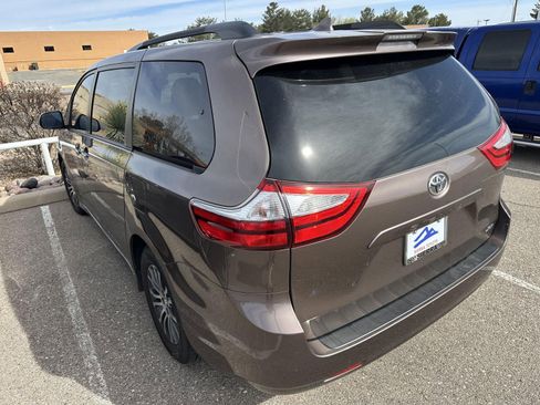 Used 2018 Toyota Sienna XLE w/ XLE Navigation Package image 2