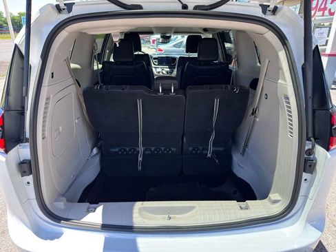 Used 2024 Chrysler Pacifica Limited FWD image 38