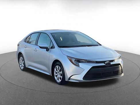 Used 2025 Toyota Corolla LE image 3