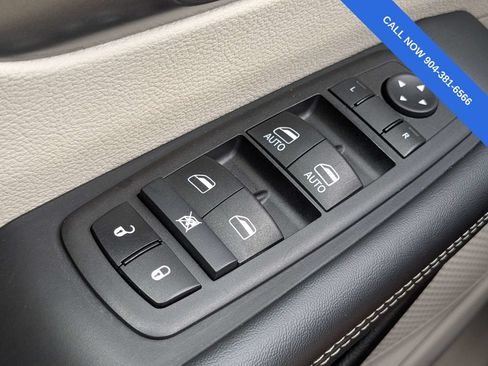 Used 2024 Chrysler Pacifica Touring-L FWD image 26
