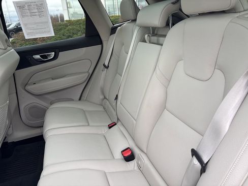 Used 2023 Volvo XC60 B5 Plus image 32