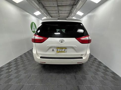 Used 2017 Toyota Sienna XLE Premium AWD/4WD image 5