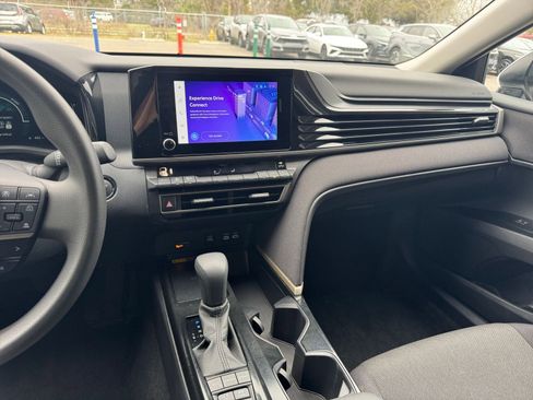 Used 2025 Toyota Camry LE image 12