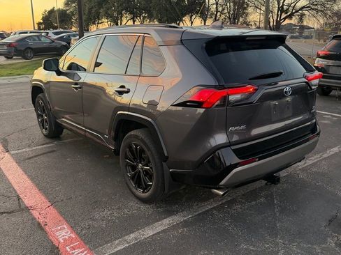Used 2022 Toyota RAV4 SE image 2