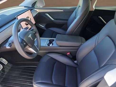 Used 2023 Tesla Model Y Performance image 9