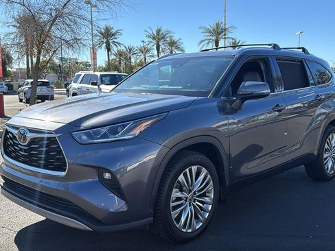 Used 2023 Toyota Highlander Platinum image 3