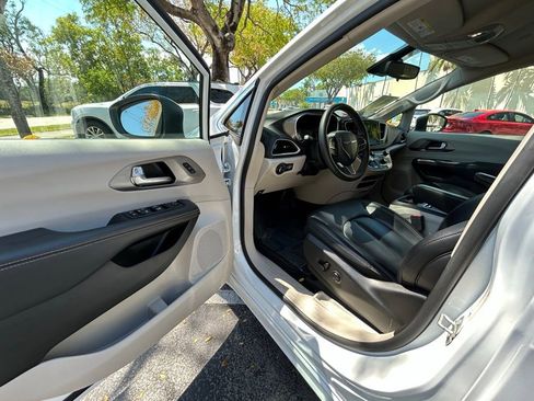 Certified 2023 Chrysler Pacifica Touring-L FWD image 15