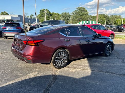 Used 2024 Nissan Altima 2.5 SV FWD image 5