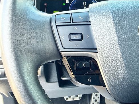 Used 2025 Toyota Camry SE w/ Convenience Package image 35