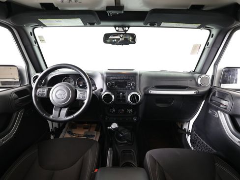 Used 2016 Jeep Wrangler Unlimited Sahara w/ Connectivity Group AWD/4WD image 27